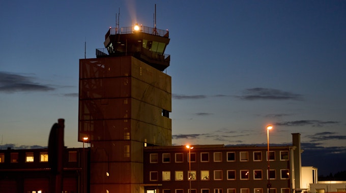 Rheinland-Pfalz, Hahn: Ein Drehfeuer auf dem Tower des Flughafens Hahn leuchtet in den Abendhimmel.