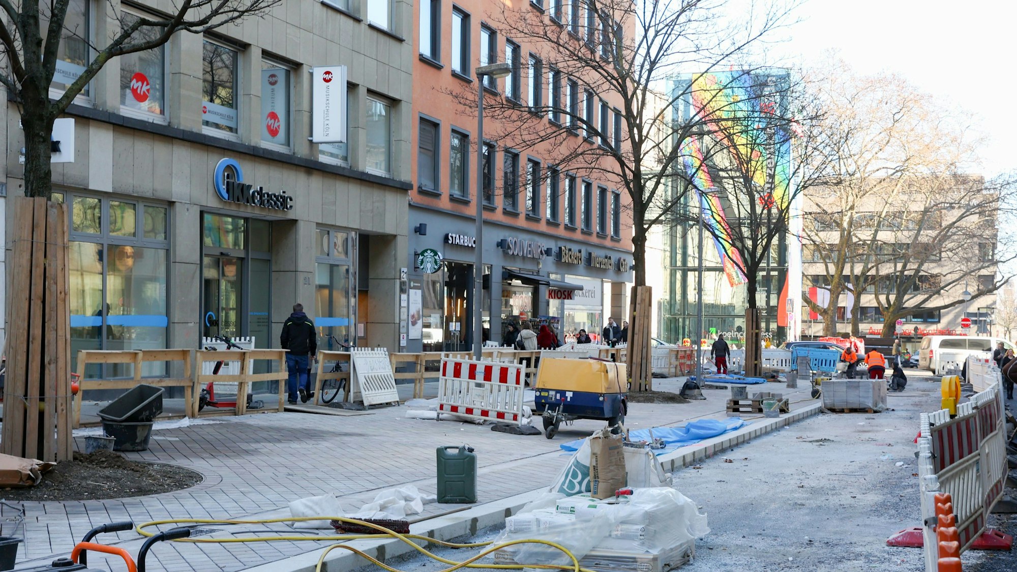 Übersichtsaufnahme der Gürzenichstraße. Sie wird umgebaut und es finden Pflasterarbeiten statt. 
Die Arbeiten finden vor allem im Abschnitt zwischen  Große und Kleine Sandkaul statt.