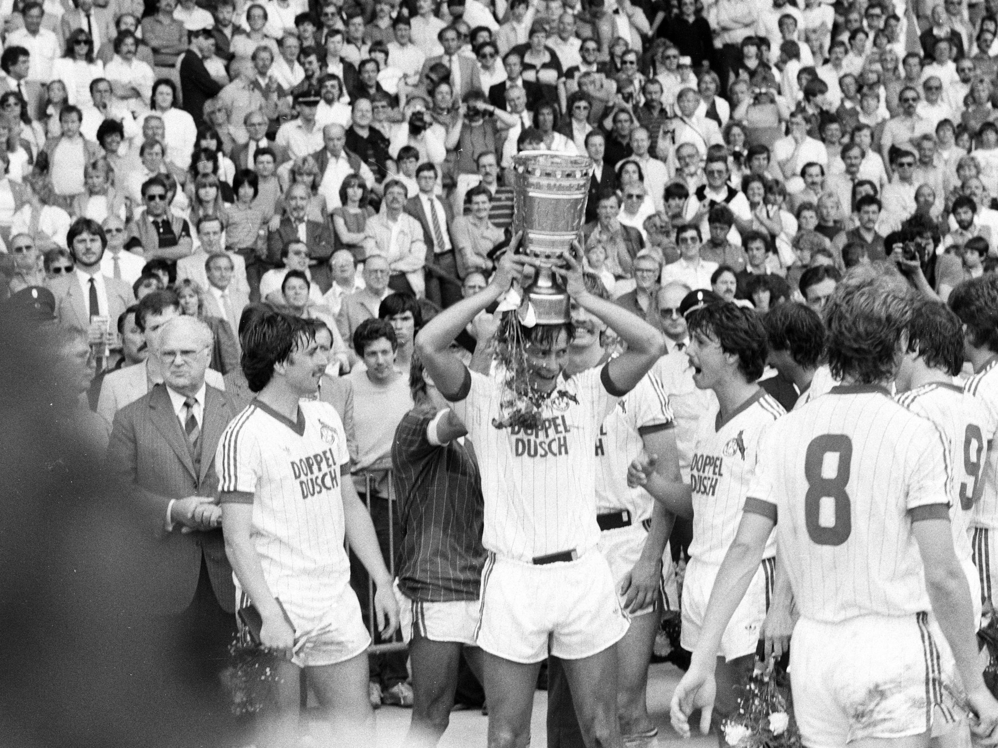Klaus Allofs feiert mit seinem Teamkollegen den Gewinn des DFB-Pokals 1983.