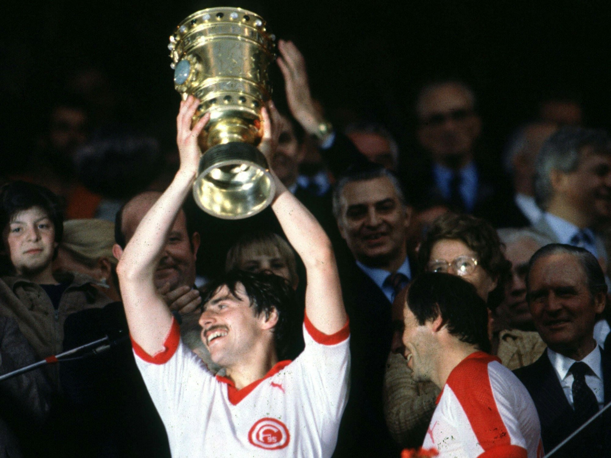 Klaus Allofs jubelt mit dem DFB-Pokal in den Händen.