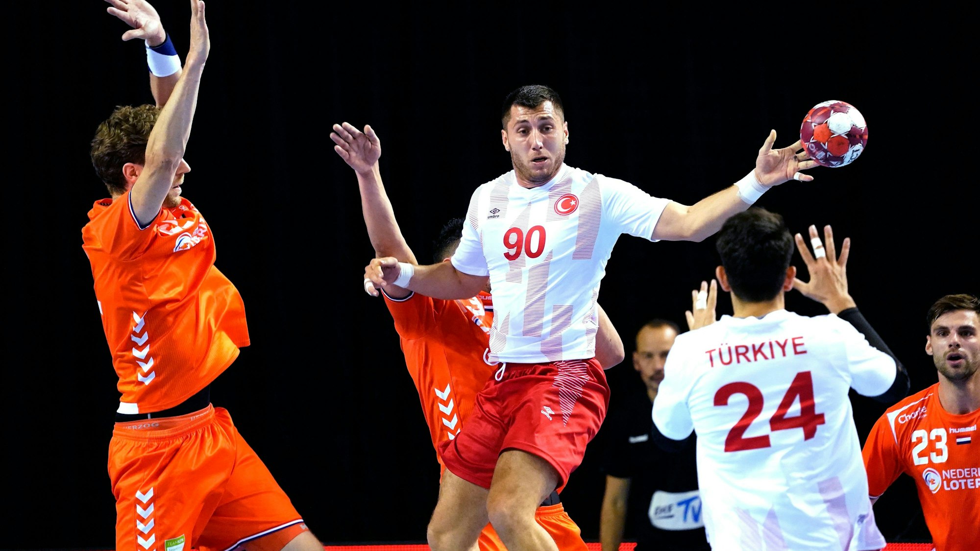 Cemal Kütahya in Aktion bei einem EM-Qualifikationsspiel.
