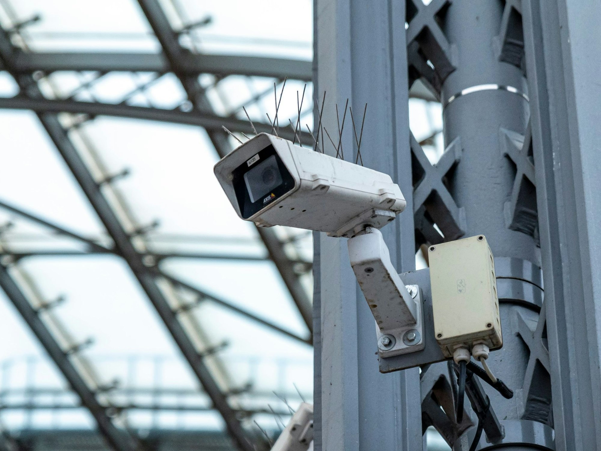 Eine Überwachungskamera hängt an einem Stahlträger.