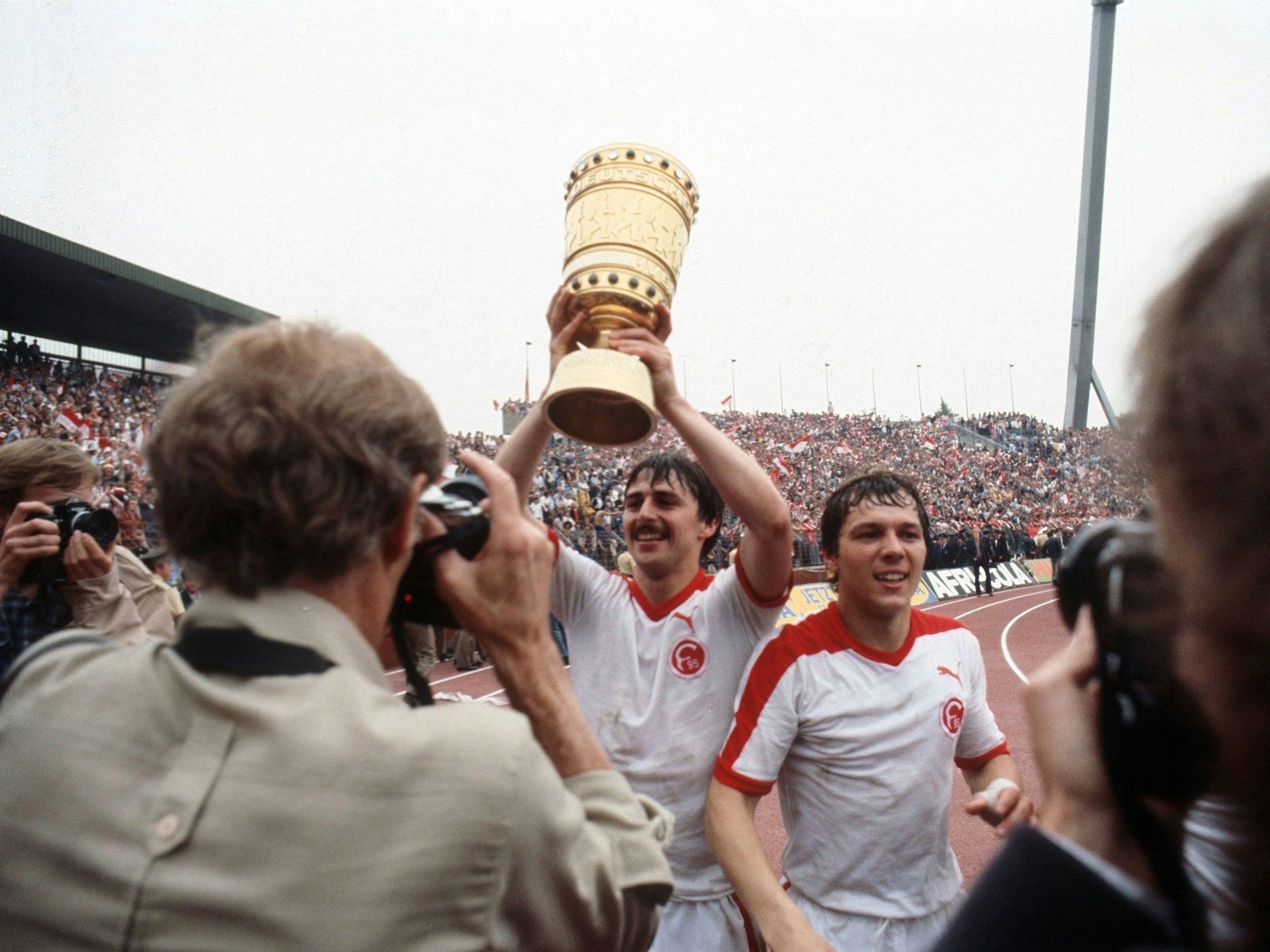 Klaus Allofs hält den DFB-Pokal nach dem Gewinn 1979 in den Händen.