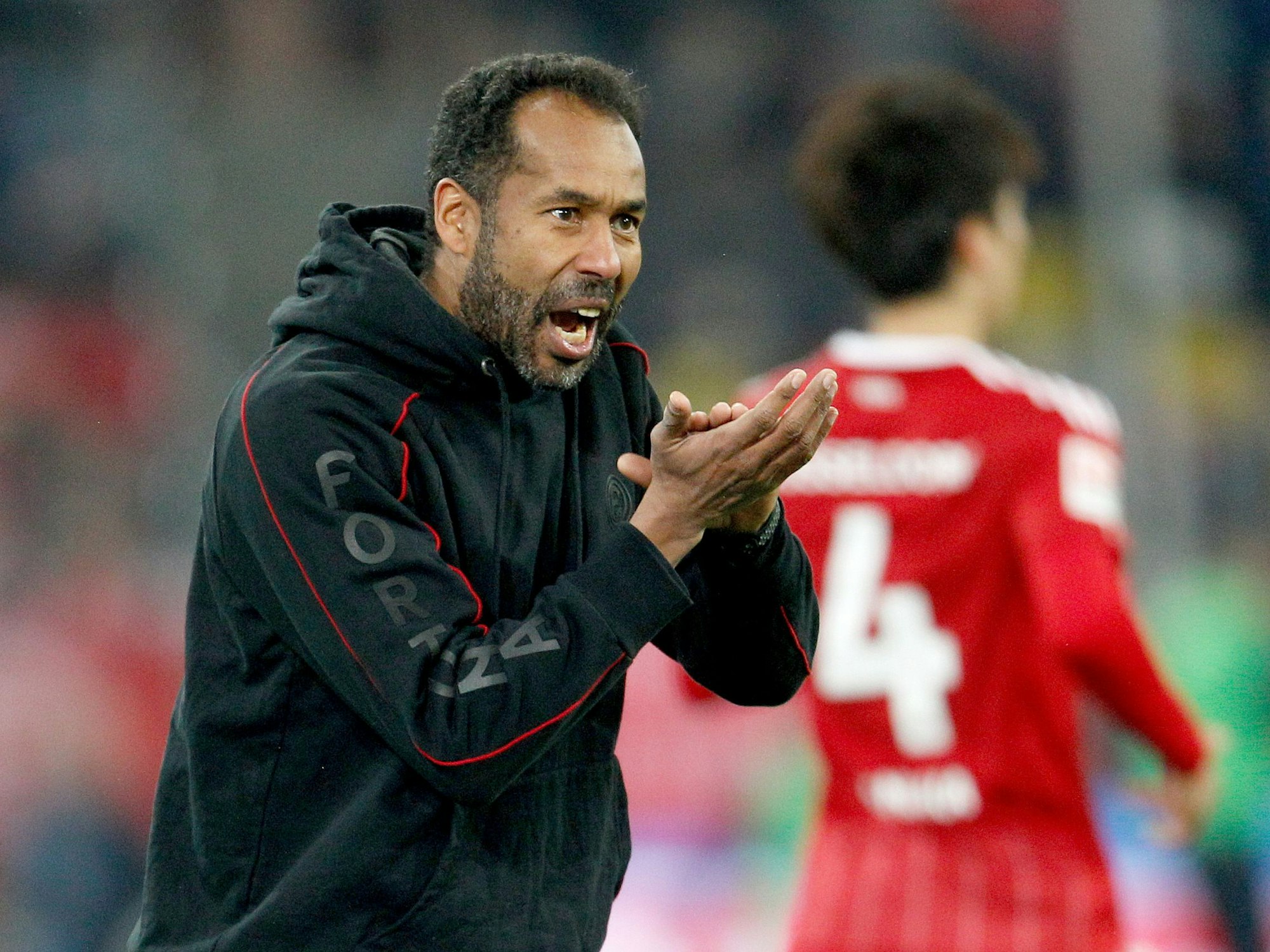 Thioune motiviert seine Mannschaft aus der Trainerzone im Spiel gegen den 1. FC Magdeburg.