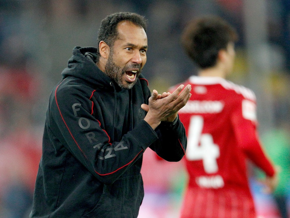 Thioune motiviert seine Mannschaft aus der Trainerzone im Spiel gegen den 1. FC Magdeburg.
