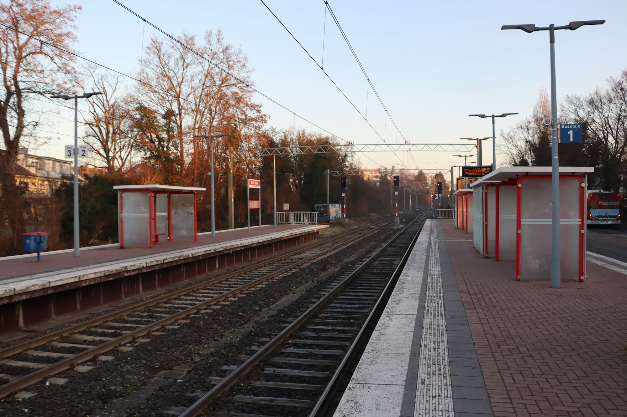 Der KVB-Bahnhof in Brühl Mitte war wie leergefegt. Die allermeisten Fahrgäste wussten vom Streik.