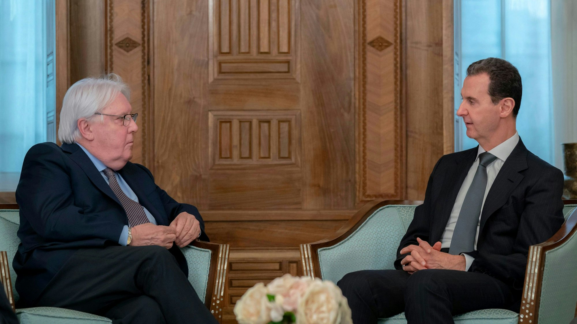 Syrien, Damaskus: Auf diesem Foto, das auf der offiziellen Facebook-Seite der syrischen Präsidentschaft veröffentlicht wurde, trifft sich Baschar al-Assad (r), Präsident von Syrien, mit Martin Griffiths, UN-Nothilfekoordinator.