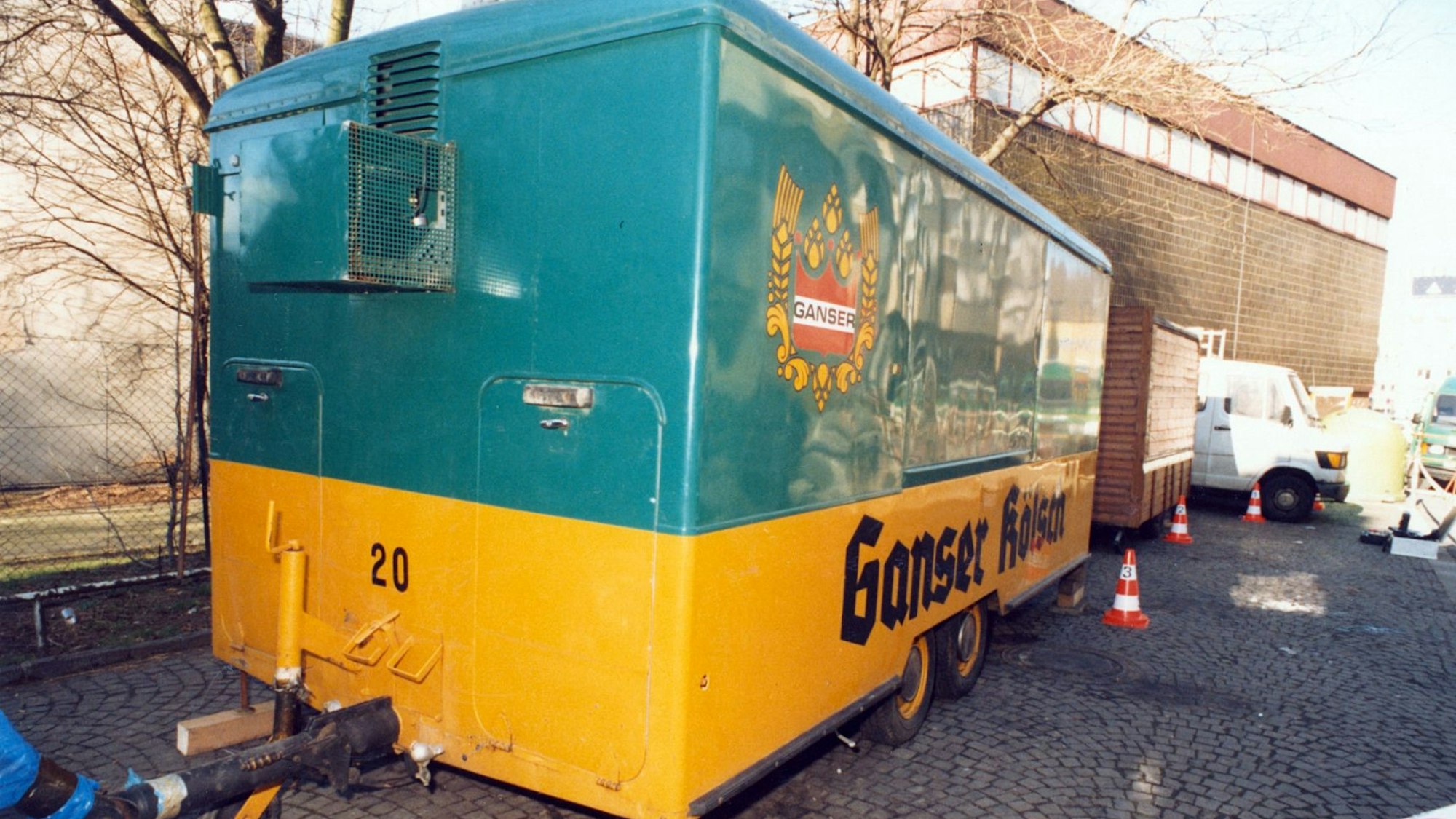 Ein Bierwagen steht am 14. Februar 1988 an der Stelle auf der Albertusstraße, wo Petra Nohl überfallen und ermordet wurde.