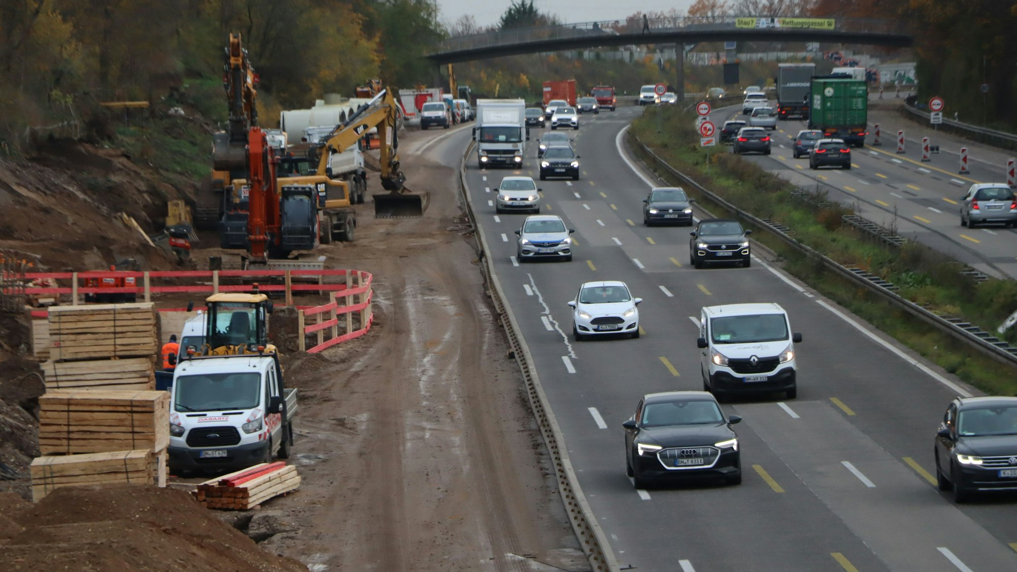 Das Foto von Dezember 2022 zeigt eine Baustelle auf der Autobahn 555.