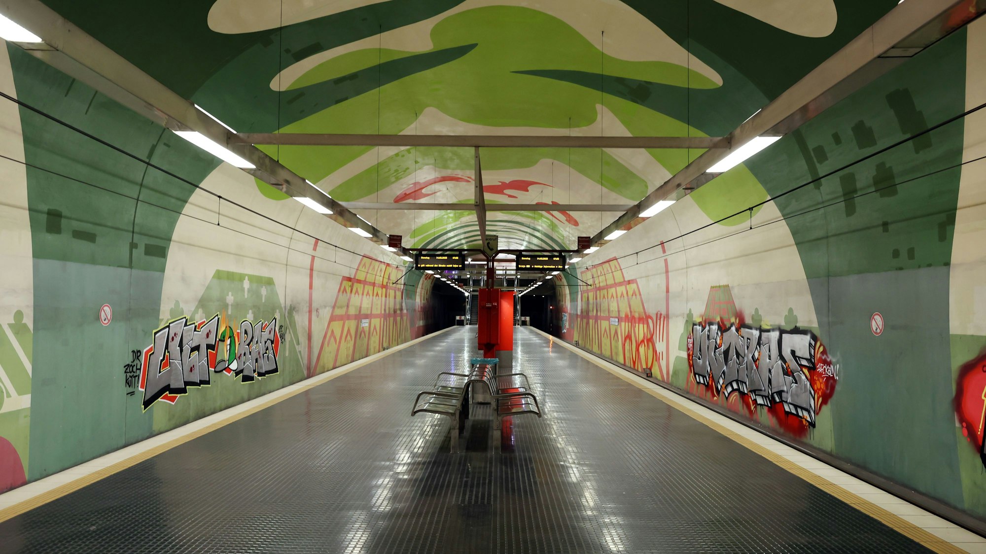U-Bahn Haltestelle Leyendecker Straße
ohne Menschen.