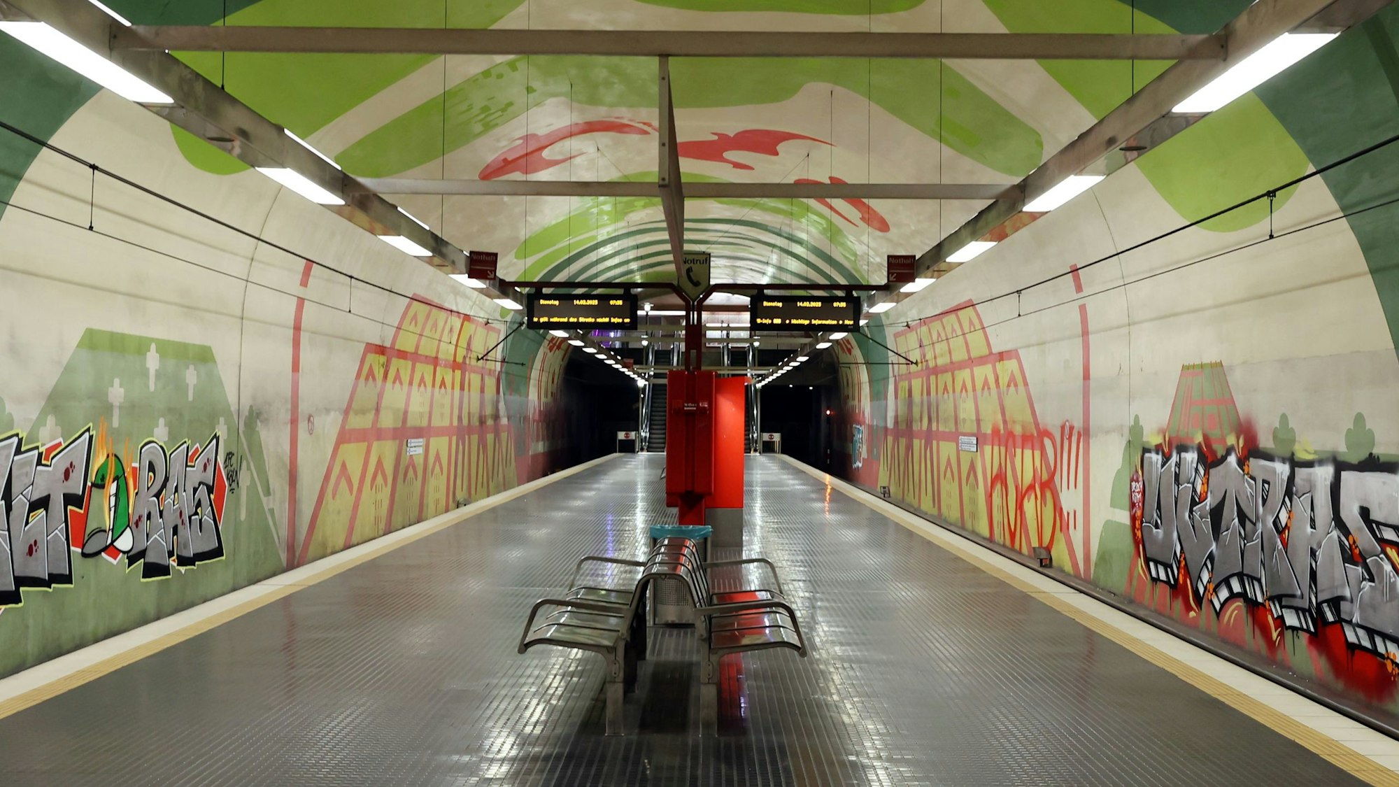 14.02.2023
Köln:
Ganztägiger Warnstreik bei den Kölner Verkehrs-Betrieben.
U-Bahn Haltestelle Leyendecker Straße
Foto: Martina Goyert

