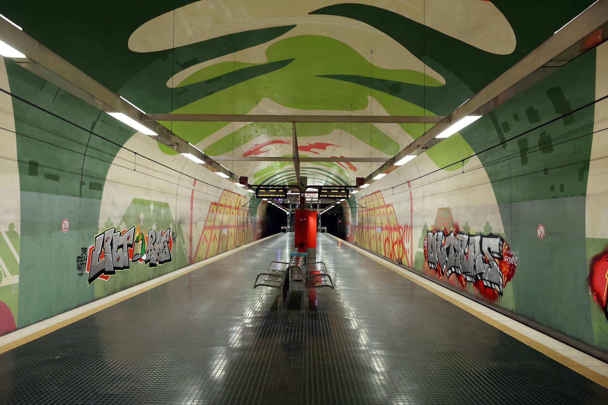 Leergefegt: die U-Bahn-Haltestelle Leyendecker Straße in Köln.


