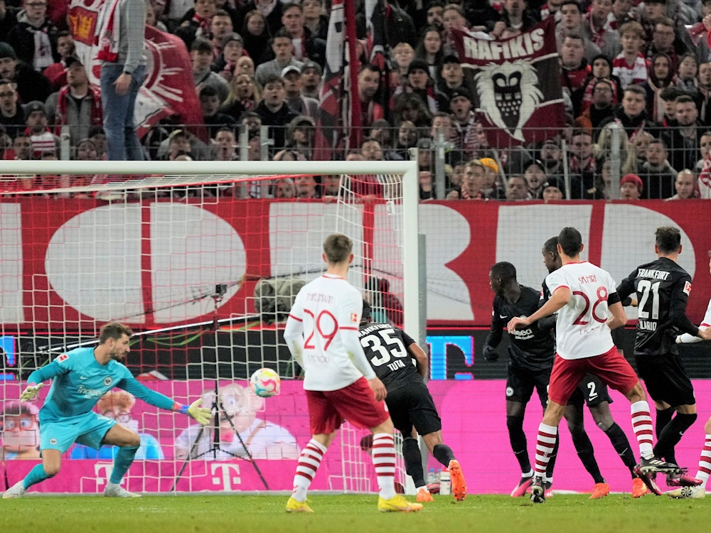 Ellyes Skhiri schießt im Spiel des 1. FC Köln gegen Eintracht Frankfurt zum 3:0 ein.