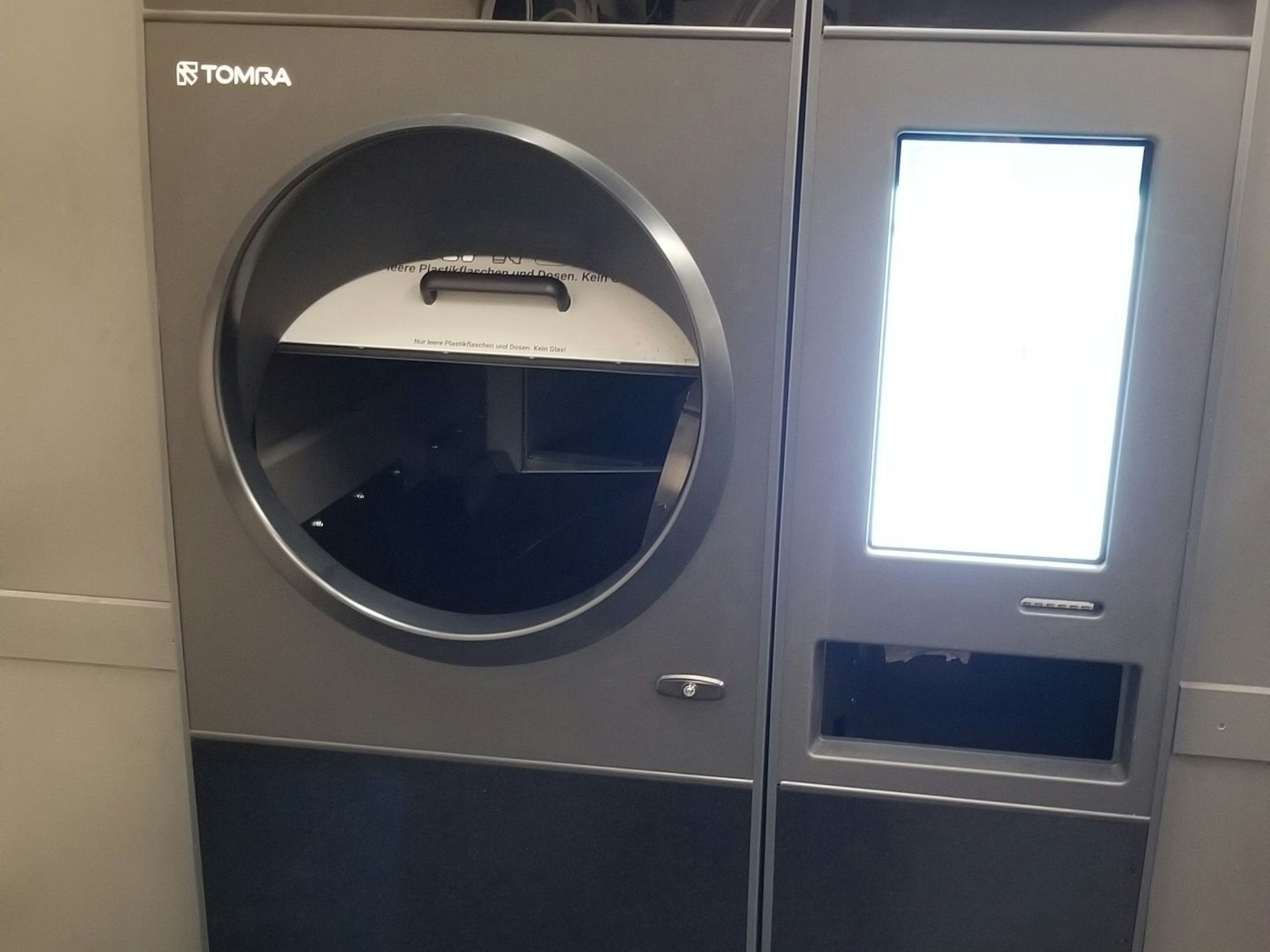 Ein neuer Hochleistungs-Pfandautomat, der bei Rewe-Richrath in Köln-Niehl eingebaut wurde.