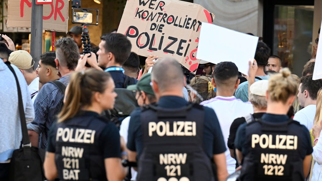 Nach den tödlichen Schüssen der Polizei auf einen 16-Jährigen im August 2022 protestierten mehrere hundert Demonstranten vor der Polizeiwache Dortmund Nord gegen den Tod des Jungen.
