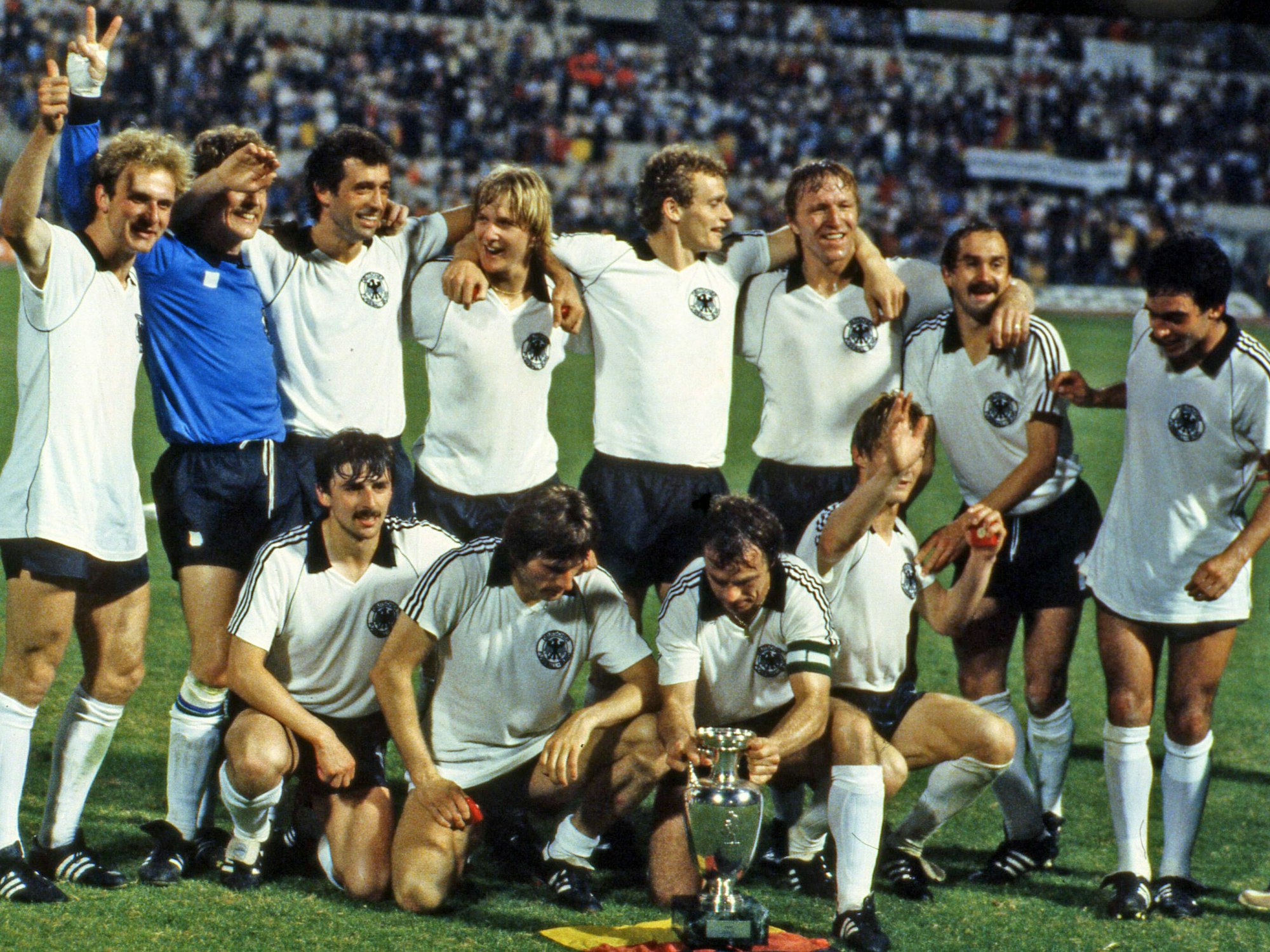 Das deutsche Nationalteam feiert den Gewinn der Europameisterschaft 1980 in Rom.