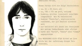 Mit einem Fahndungsplakat, auf dem ein Phantombild eines Mannes mit mittellangem, schwarzem Haar zu sehen ist, hat diePolizei nach dem versuchten Raubmord 1987 in Köln-Ehrenfeld den Täter gesucht.
