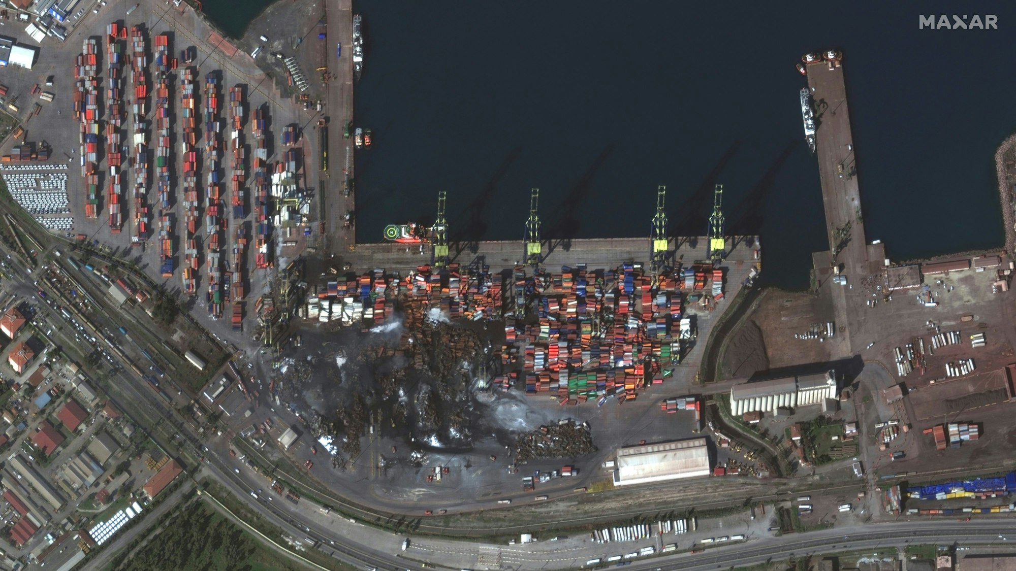 12.02.2023, Türkei, Iskenderun: Dieses von Maxar Technologies bereitgestellte Satellitenbild zeigt einen Überblick über beschädigte Container und Hafenanlagen nach einem Erdbeben in Iskenderun, Türkei.