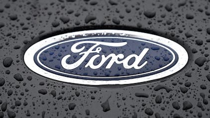 Ein Logo der Automarke Ford auf einem Auto.