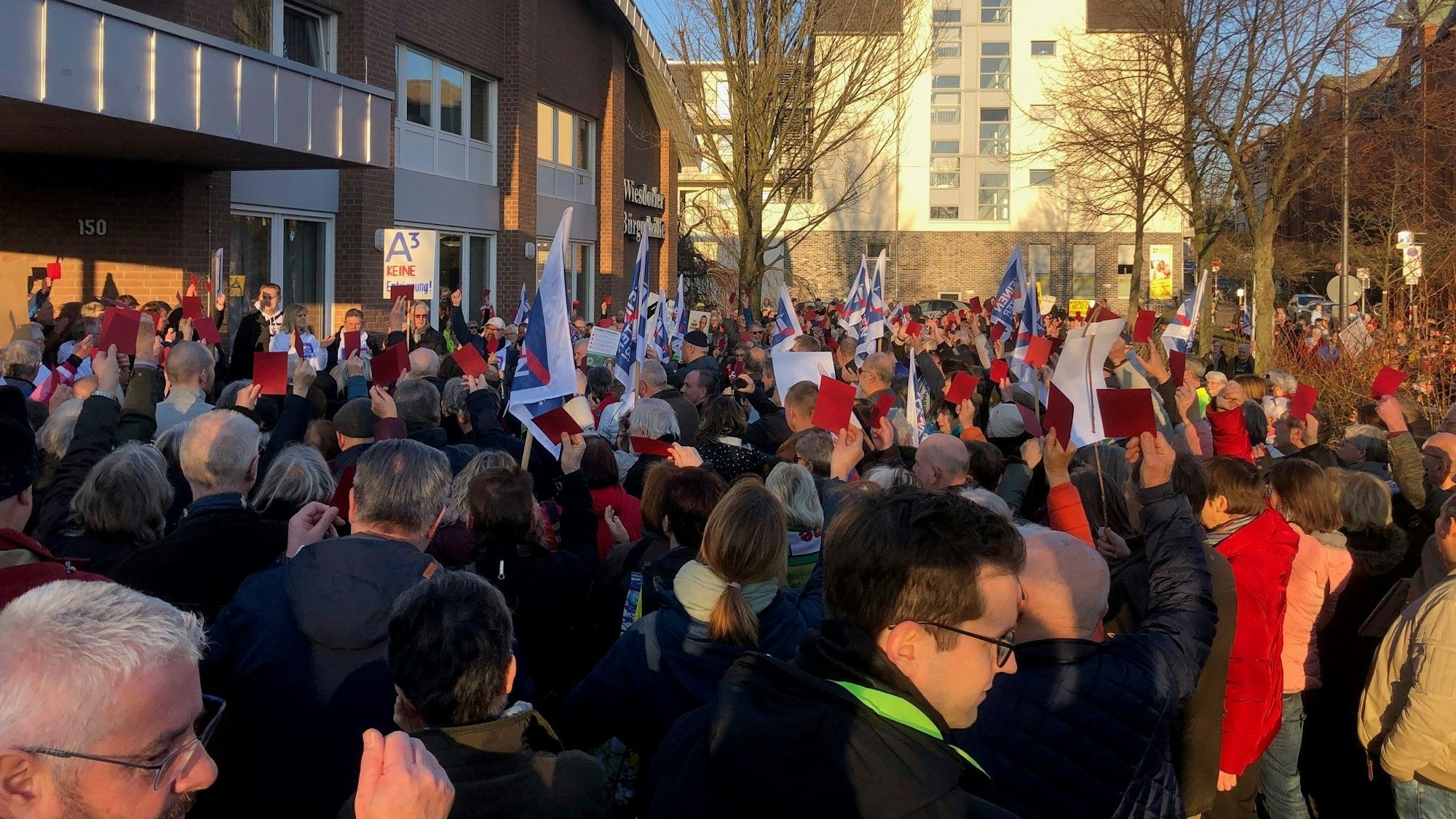Eine Protestversammlung gegen die Pläne zum Ausbau von A1 und A3 vor der Bürgerhalle Wiesdorf