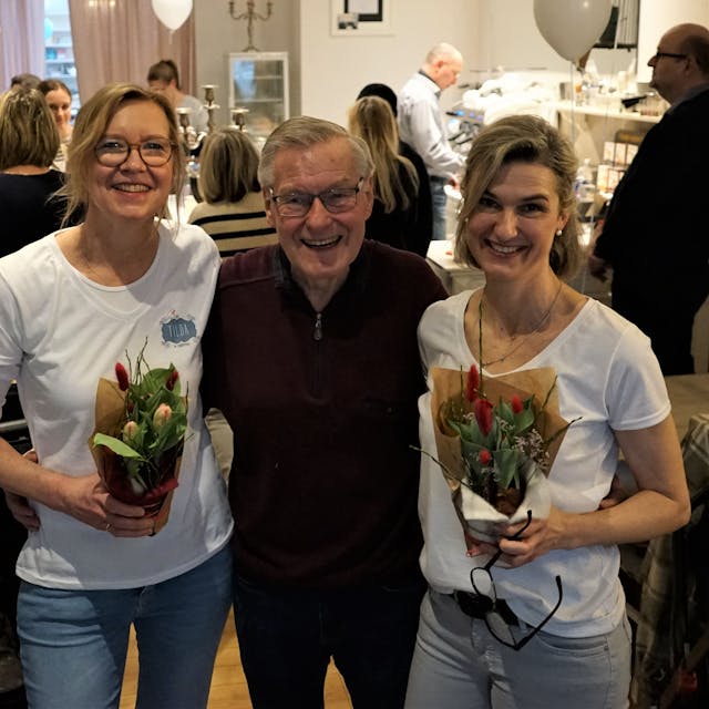 Ex-Prinz Karl-Heinz Krüger mit Daniela Herbst (links) und Christina Kombüchen im Café Tilda.