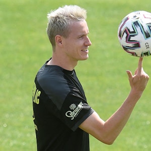 Jakub Jankto kontrolliert den Fußball auch auf dem Zeigefinger.