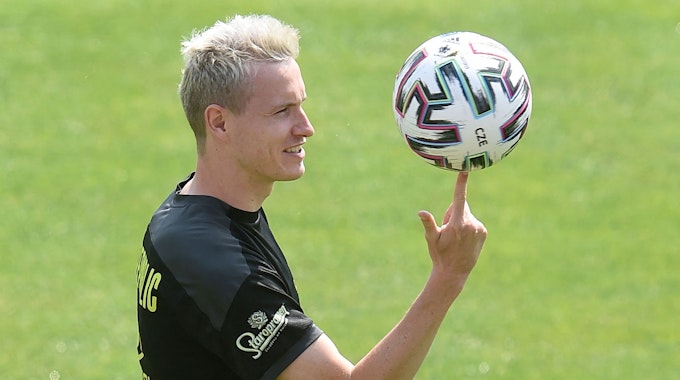 Jakub Jankto kontrolliert den Fußball auch auf dem Zeigefinger.