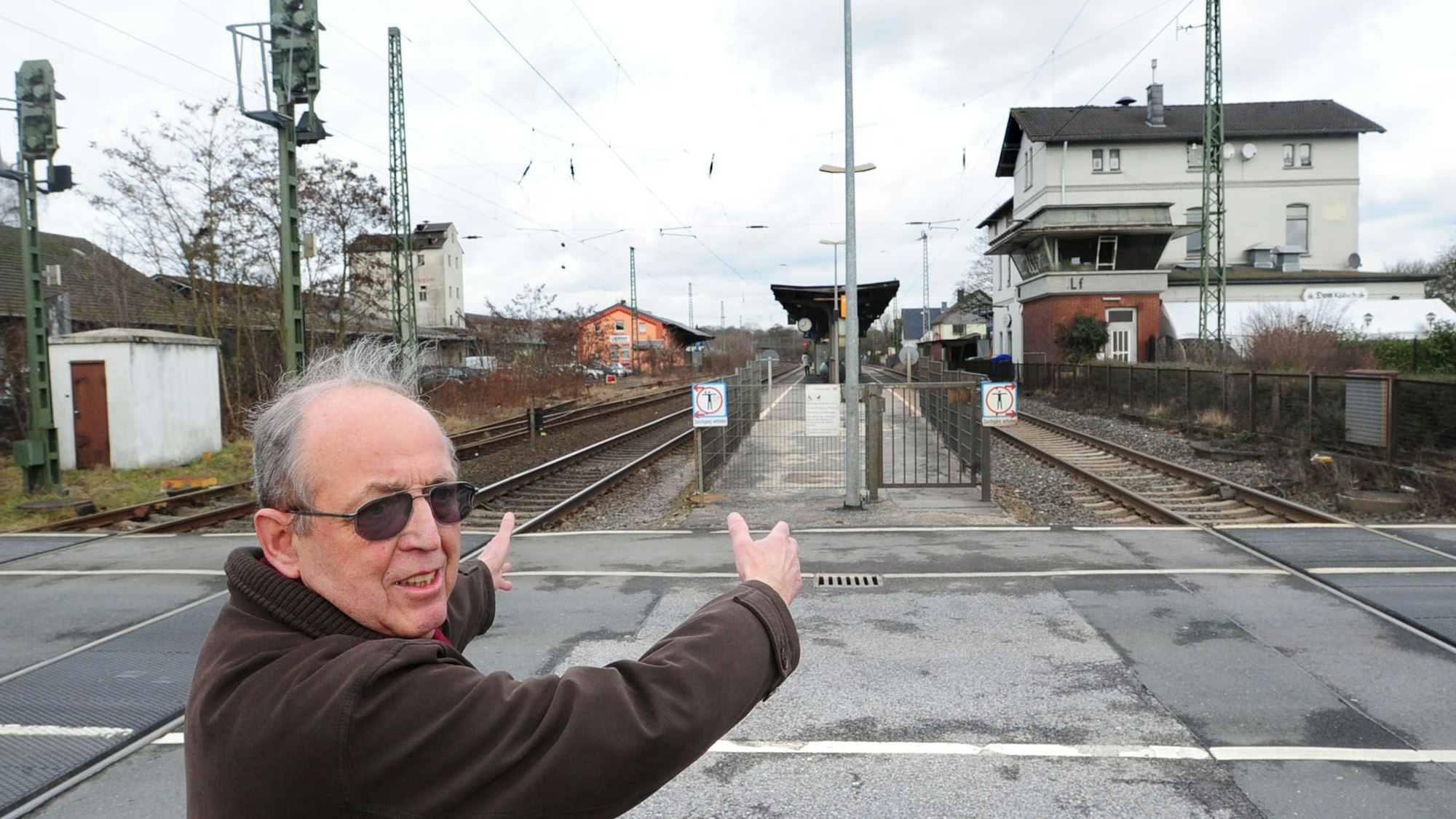 Helmut Langer steht am Bahnhof Leichlingen und zeigt auf den Bahnsteig.