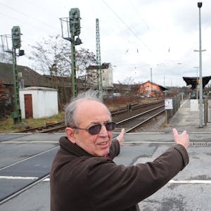 Helmut Langer steht am Bahnhof Leichlingen und zeigt auf den Bahnsteig.&nbsp;