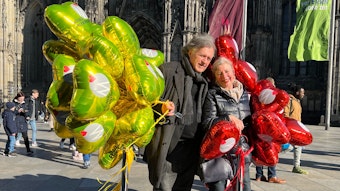 Rita Beyen und Partner Wolfgang halten gelbe und rote Luftballons in ihren Händen.