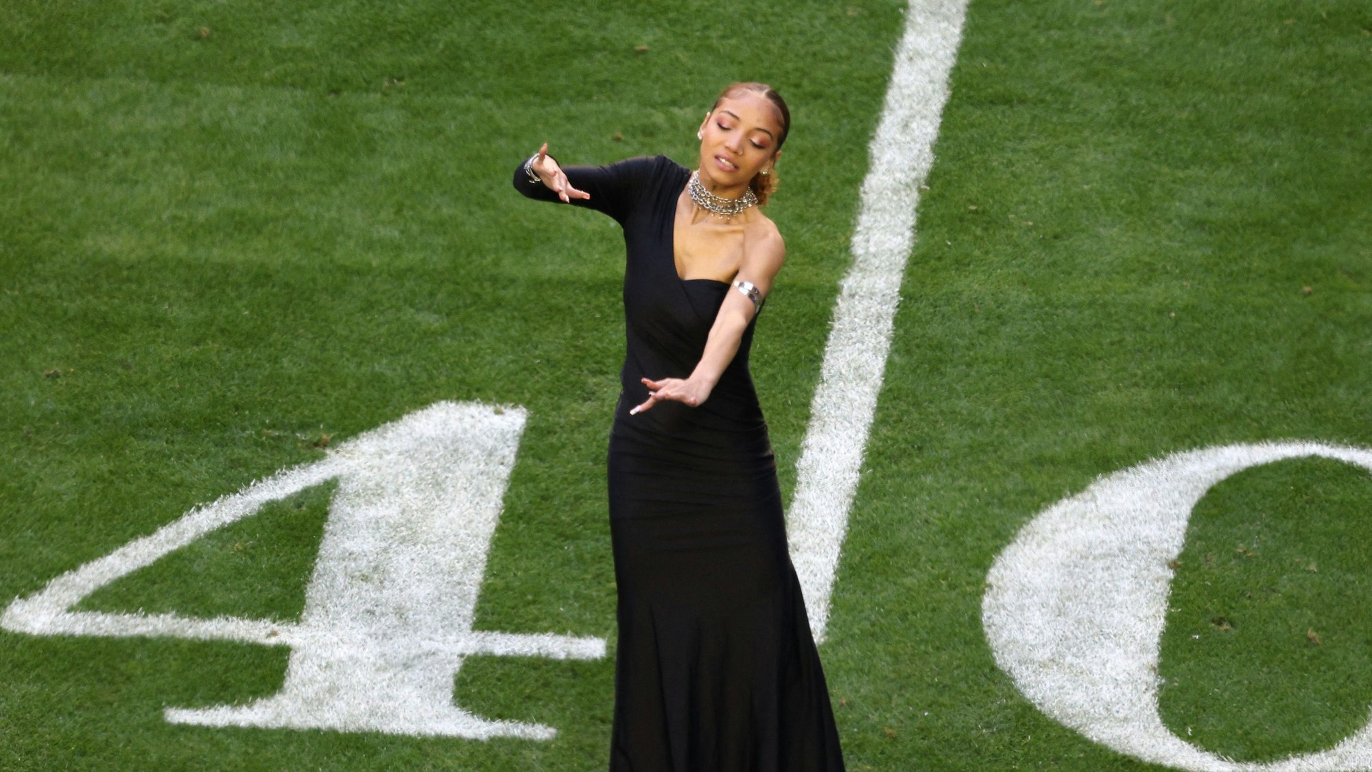 Justina Miles übersetzt den Song „Lift Every Voice and Sing“ vor dem Start des Super Bowl.