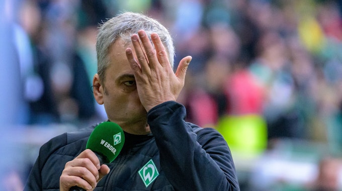 Arnd Zeigler, Stadionsprecher von Werder Bremen, macht ein lustiges Gesicht.