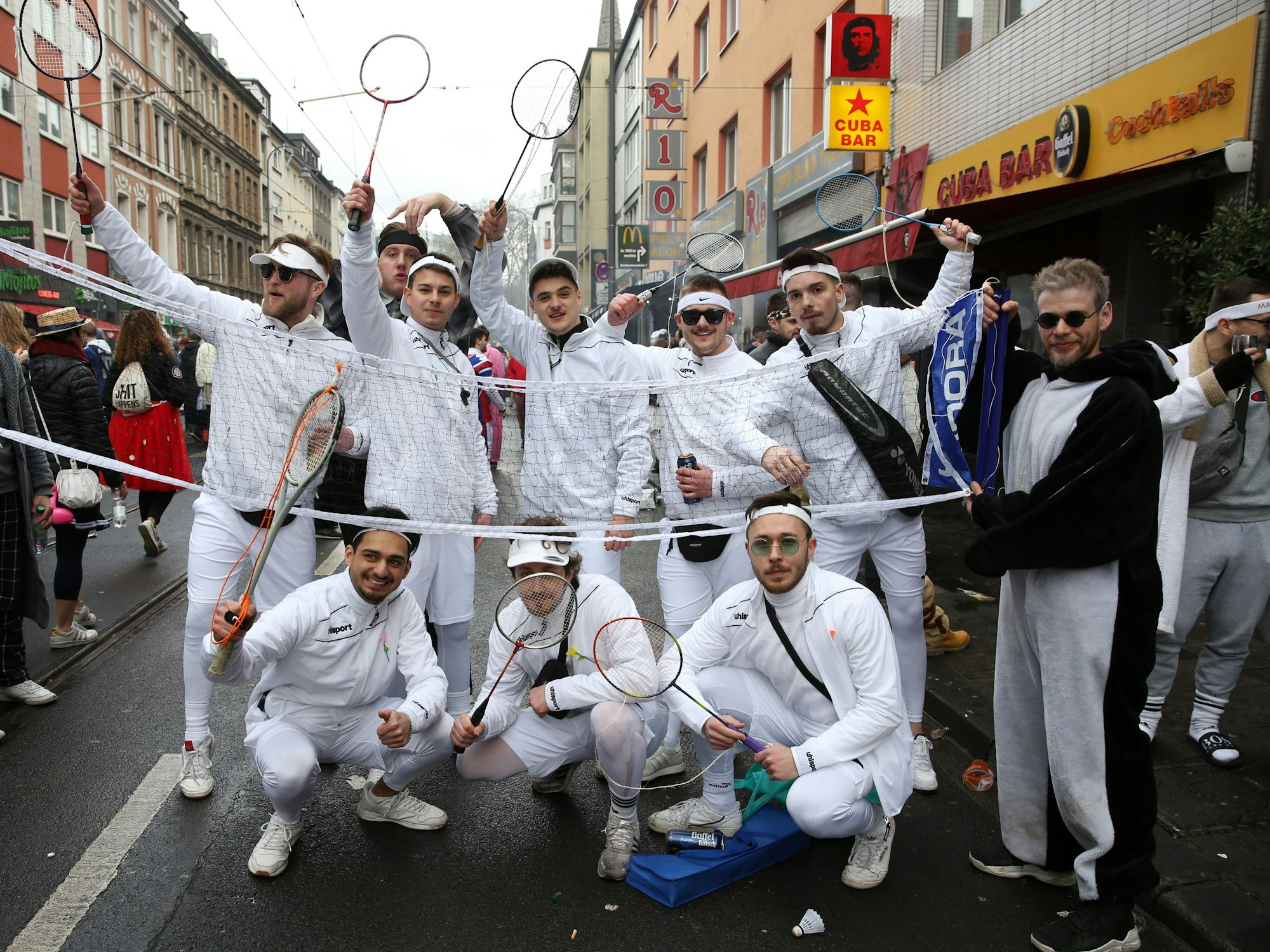 Die Schmetter-Linie aus Troisdorf: Die Jungsgruppe glänzte im Februar 2020 auf der Zülpicher Straße mit ihrem Gruppenkostüm rund um das Thema Badminton.