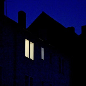 Zeugen hatten beobachtet, wie der Junge auf dem Dach herumkletterte. Unser Symbolfoto zeigt Licht in einer Wohnung im obersten Stock eines Hauses.