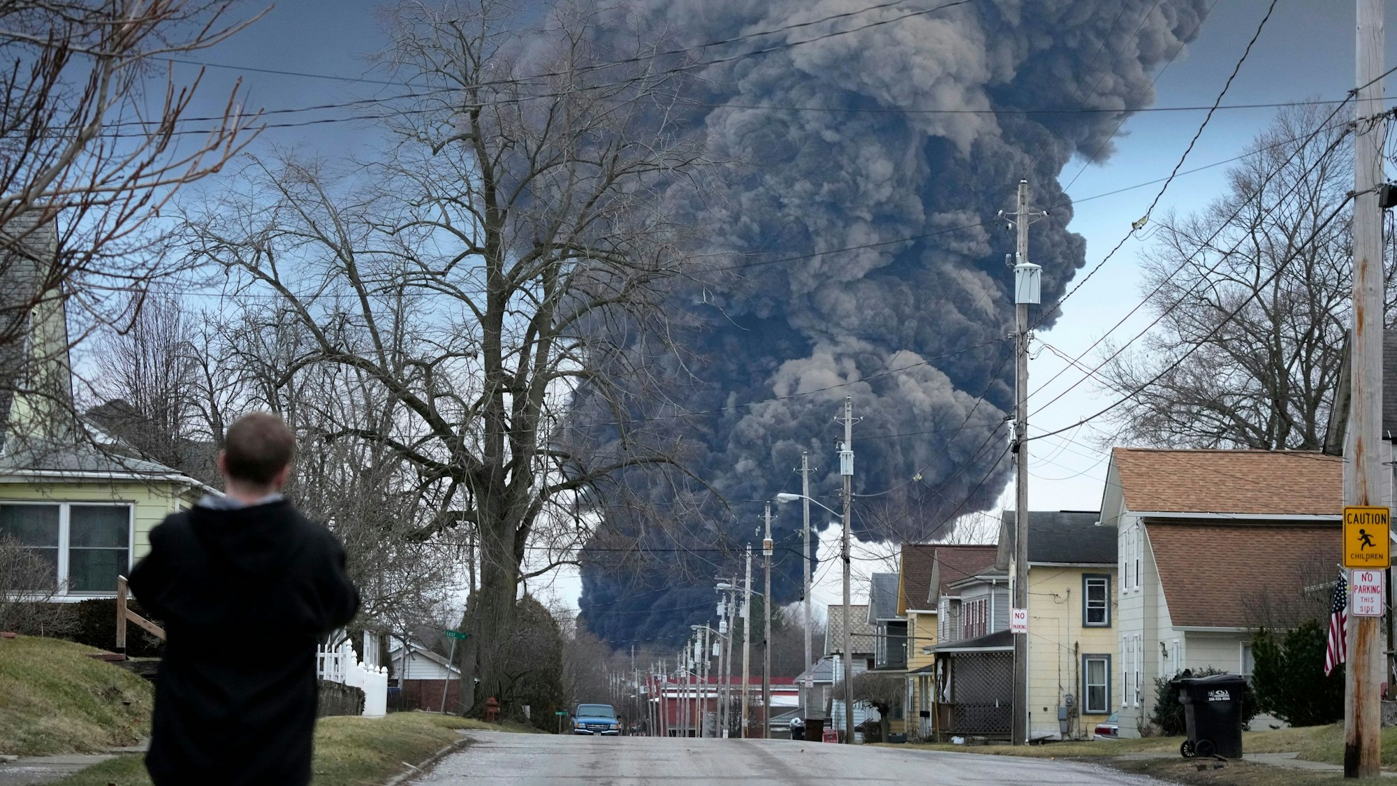 Apokalyptische Szenen bieten sich Anwohnern in East Palestine im US-Bundesstaat Ohio, nachdem es nach einem Zugunglück zu Feuer und Explosionen gekommen ist.