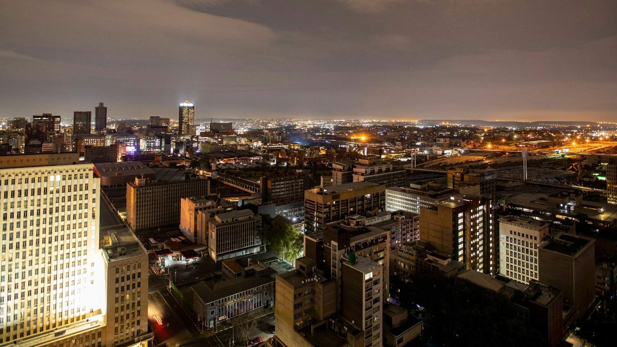 31.01.2023, Südafrika, Johannesburg: Stadtansicht bei Nacht.