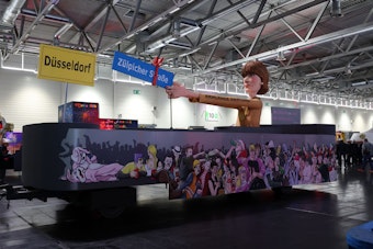 Segnung des Kölner Rosenmontagzuges 2023, anschließend Vorstellung der Persiflagewagen in den Messehallen

