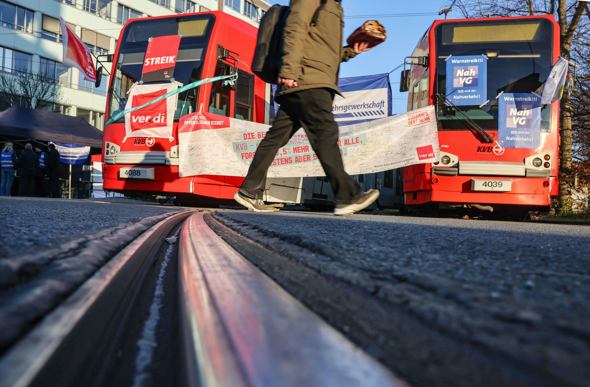 Mit Streik-Plakaten beklebte Straßenbahnen der Kölner Verkehrs-Betriebe (KVB) vor dem Bahndepot.
