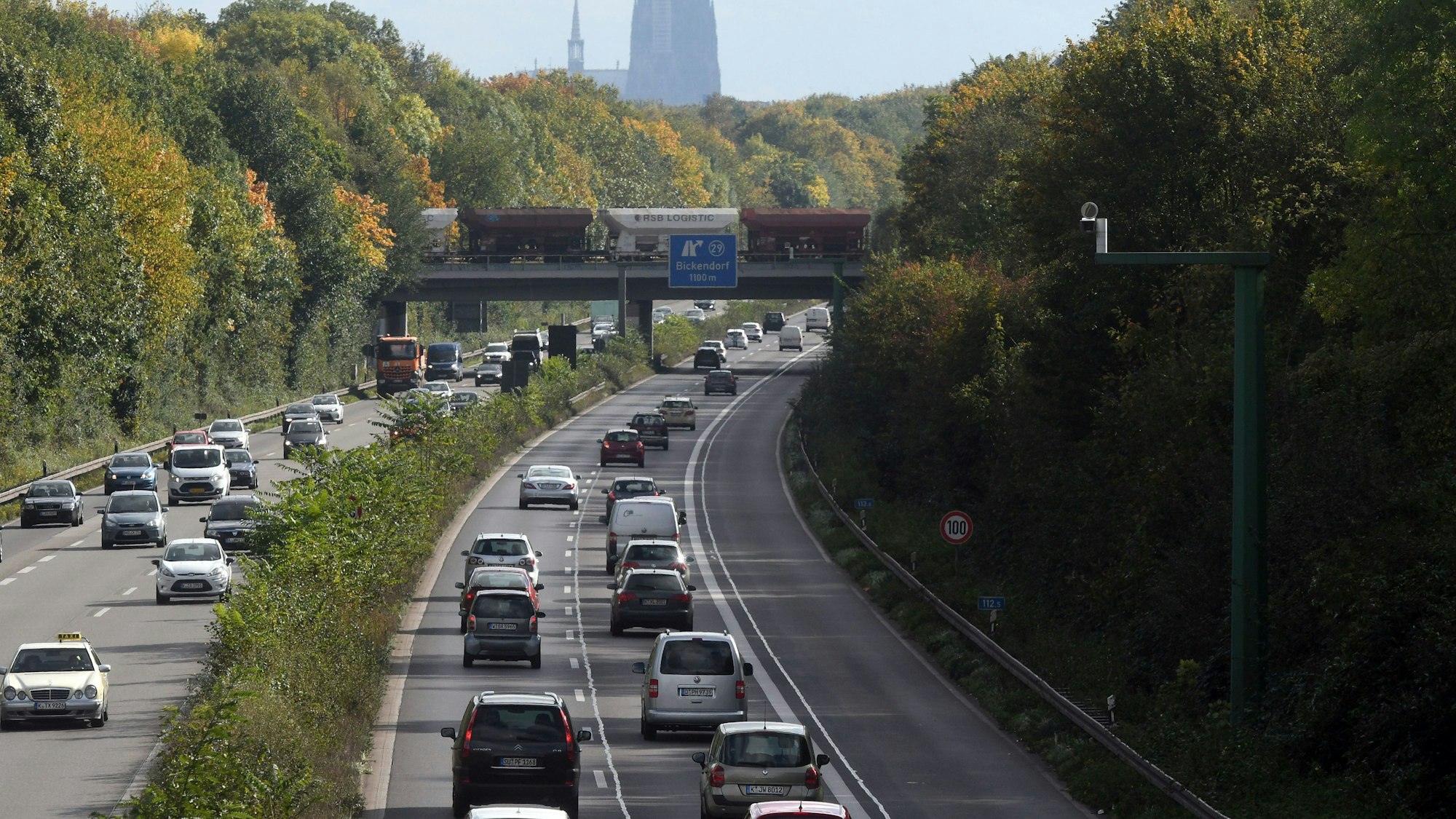 Autos fahren auf der A57 Richtung Köln. .