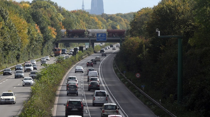 Autos fahren auf der A57 Richtung Köln. .&nbsp;