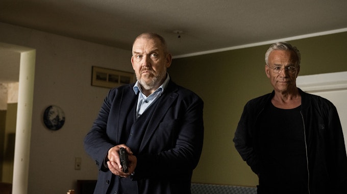 Mit gezogenen Waffen kommen Freddy Schenk (Dietmar Bär) und Max Ballauf (Klaus J. Behrendt) im „Tatort“ ins Haus von Peter Schnitzler.