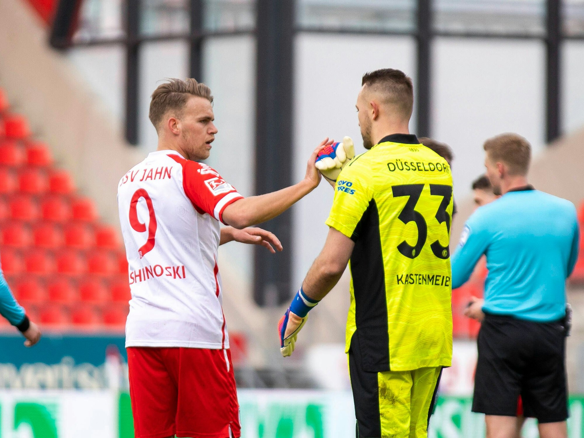 Florian Kastenmeier schlägt seinen Gegenspieler nach dem Spiel gegen den SV Jahn Regensburg ab.