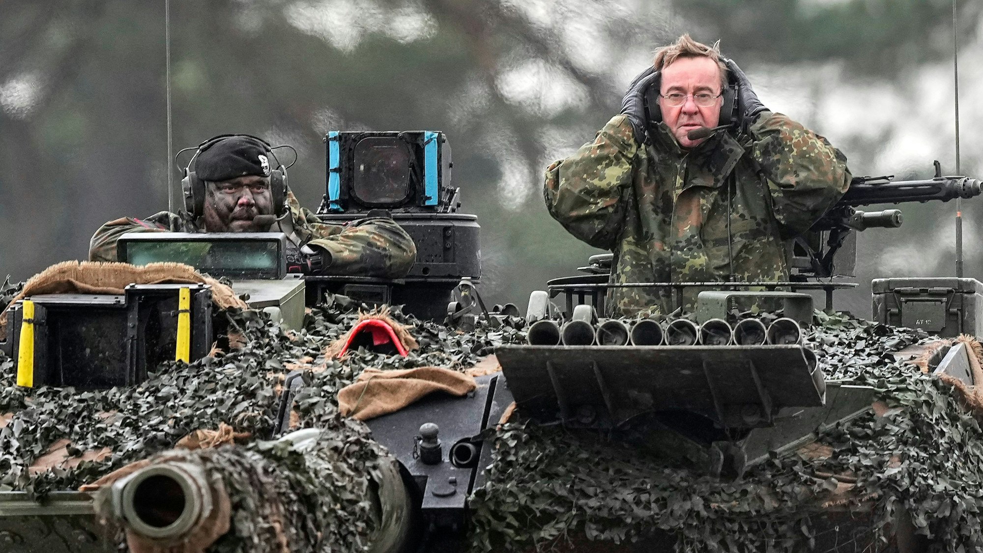 Der deutsche Verteidigungsminister Boris Pistorius auf einem Leopard 2-Panzer der Bundeswehr.