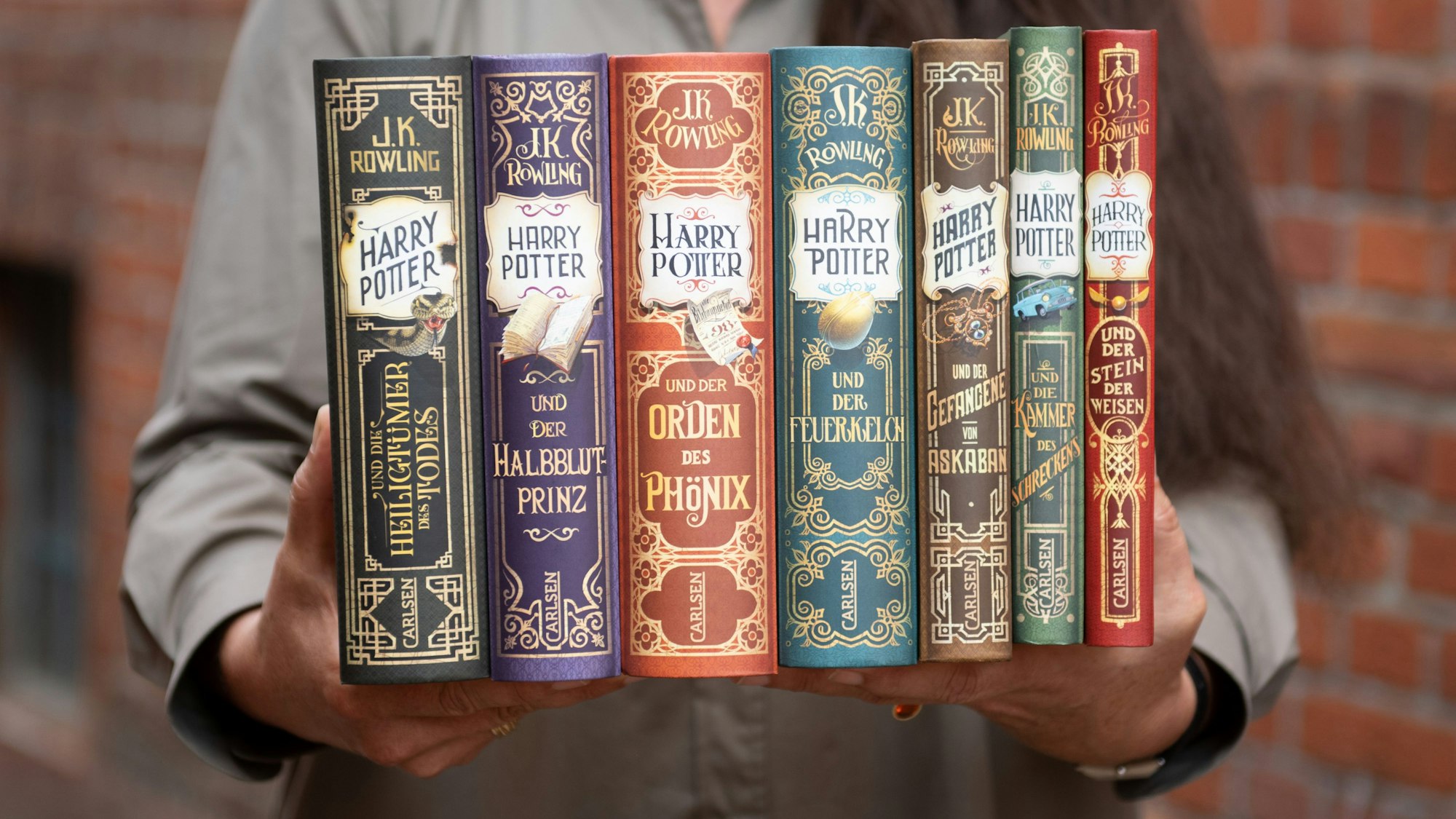 Alle sieben Harry-Potter-Bände in einer Reihe