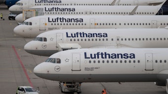 Passagiermaschinen der Lufthansa stehen auf dem Flughafen Frankfurt. Bei der Lufthansa ist es am Mittwoch zu einem gravierenden Ausfall der IT-Systeme gekommen.