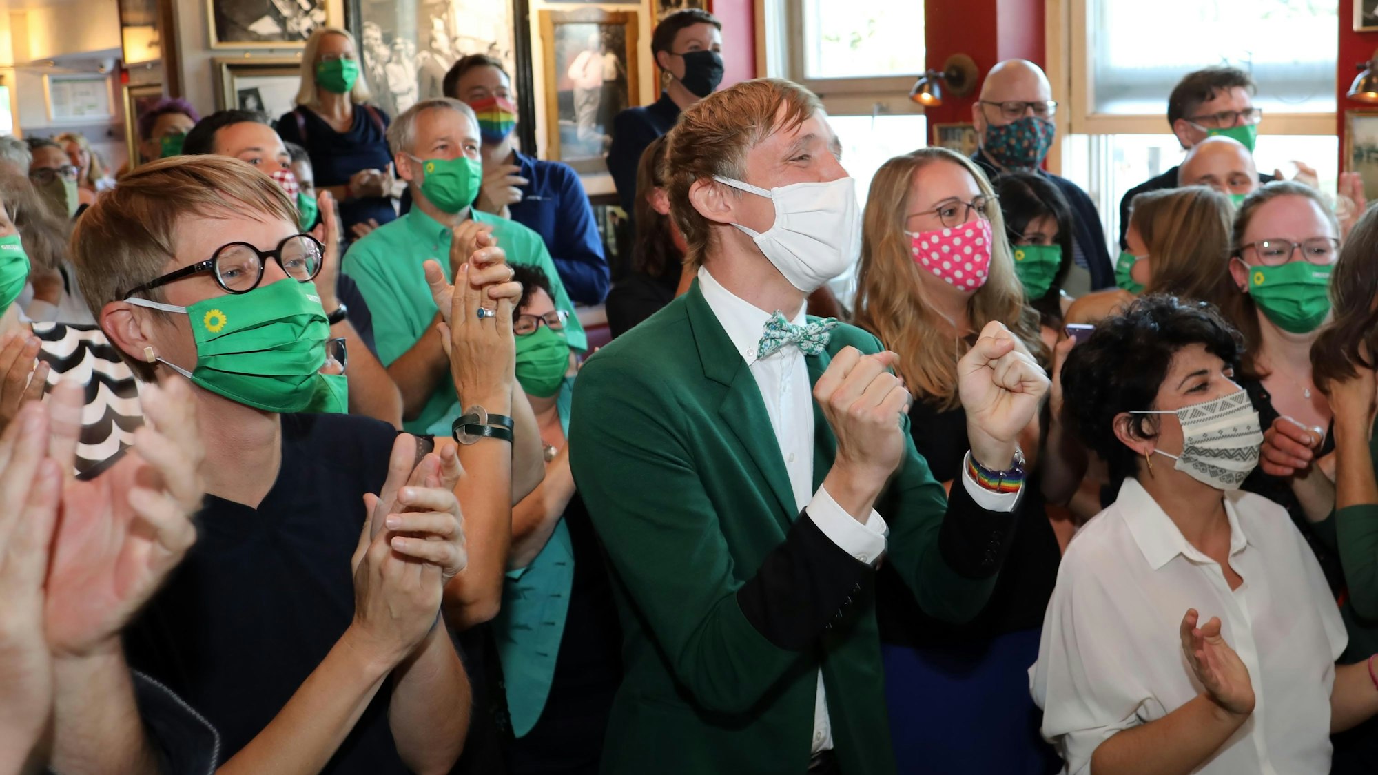 Die Grünen bejubeln ihren Sieg bei der Kommunalwahl 2020.
