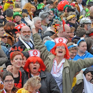 Feiernde Kostümierte beim Karnevalszug in Leichlingen