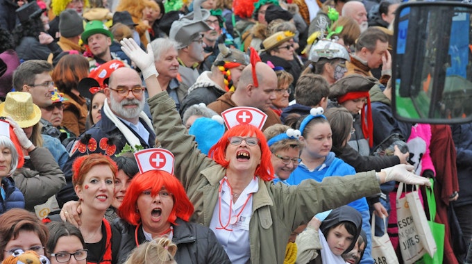 Feiernde Kostümierte beim Karnevalszug in Leichlingen