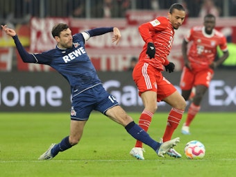 Kölns Jonas Hector im Zweikampf mit Leroy Sané beim Bundesligaspiel in der Allianz-Arena in München.