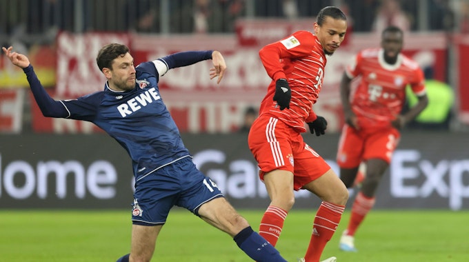 Kölns Jonas Hector im Zweikampf mit Leroy Sané beim Bundesligaspiel in der Allianz-Arena in München.